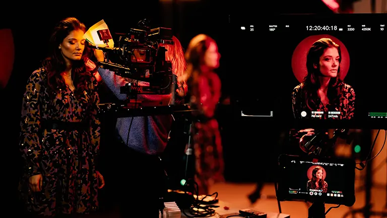 Motorisierter Kameraslider und Model Tessa Groitl bei der Videoproduktion von WRPAUP in Nürnberg