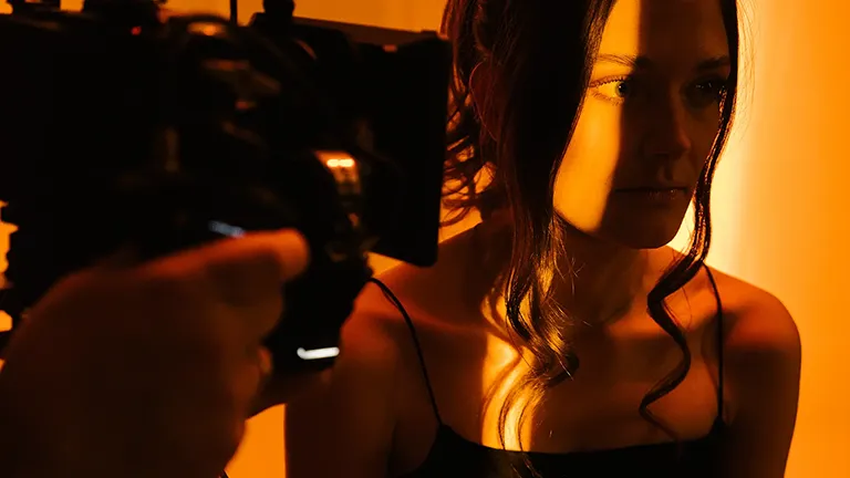 Close-up vom Shooting mit Tessa Groitl vor Videokamera und dramatischem Licht-Setup im WRAPUP Studio